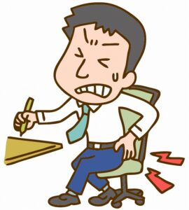 デスクワークでお尻に痛みが出ている男性
